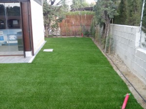 cesped-artificial-jardin-chalet-6